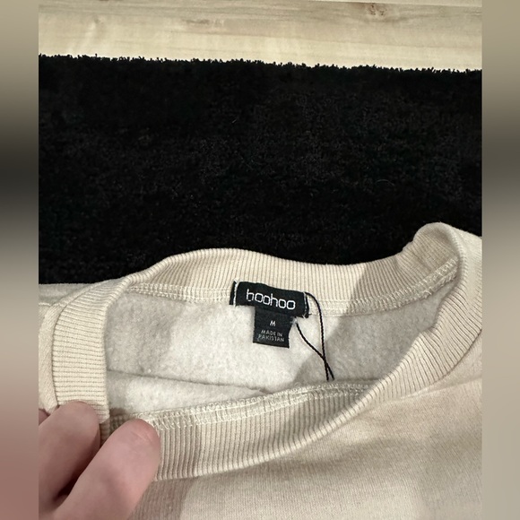 NWOT Boohoo cream crewneck! Size medium - Picture 2 of 3